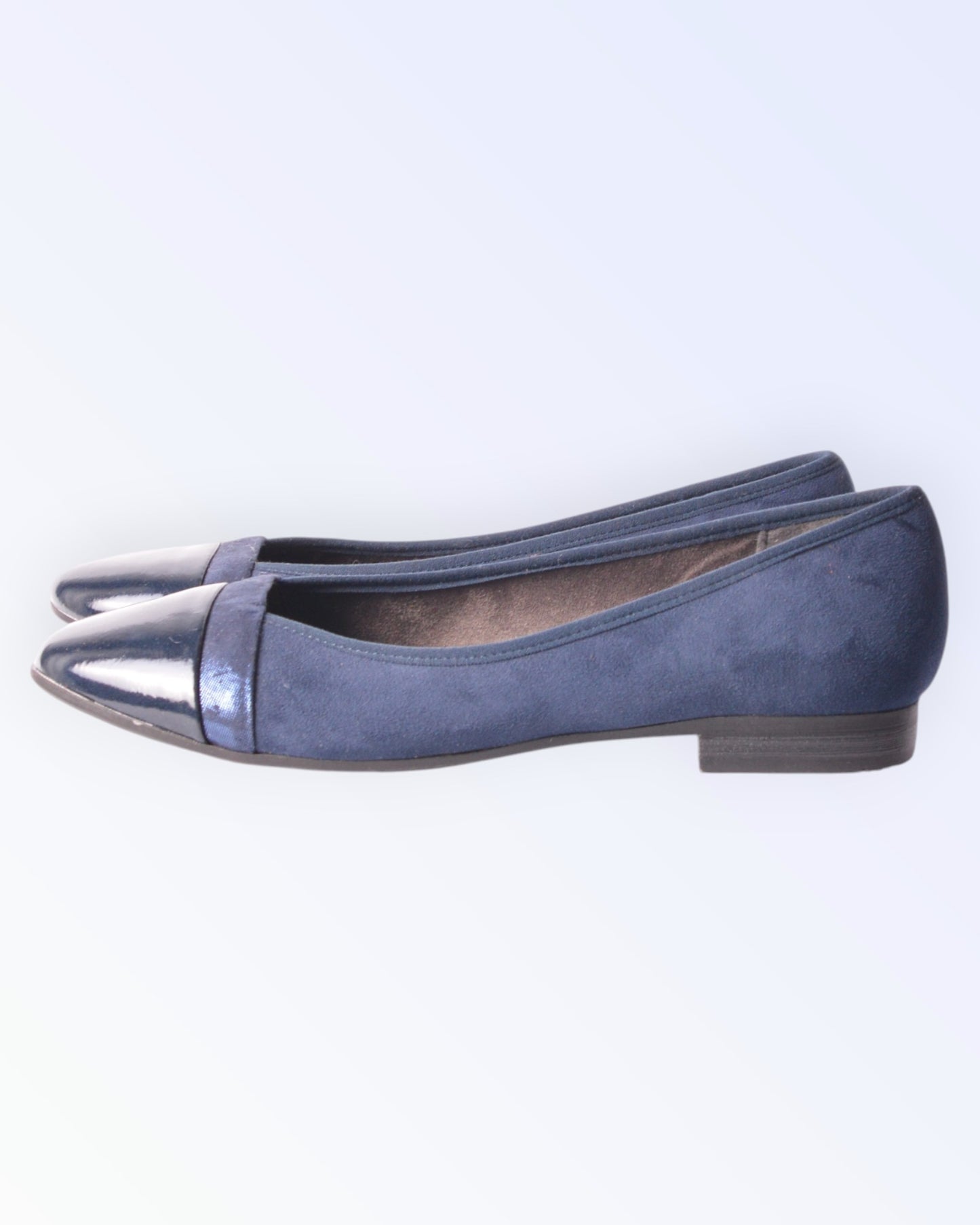 Jana's navy blue shoes