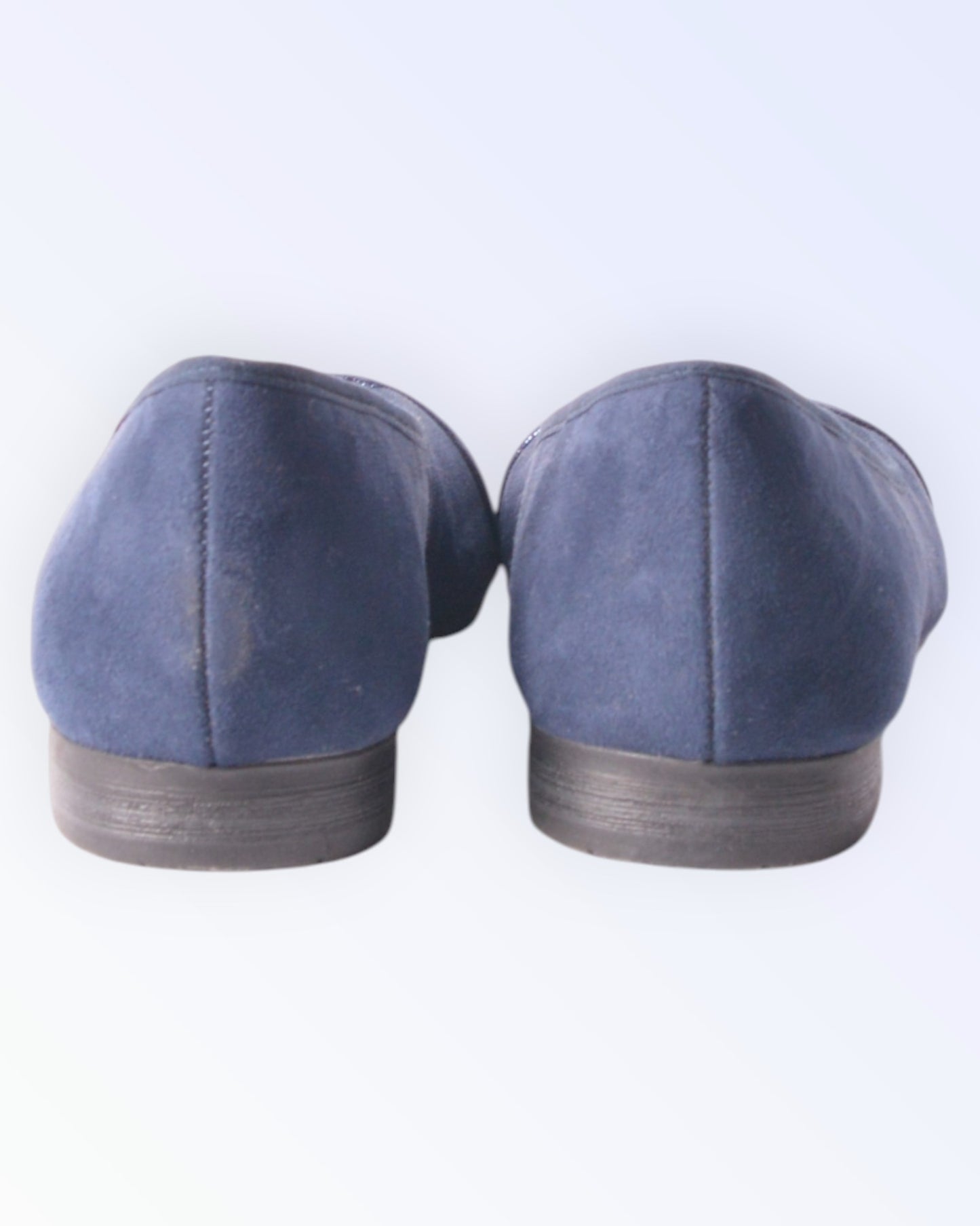 Jana's navy blue shoes