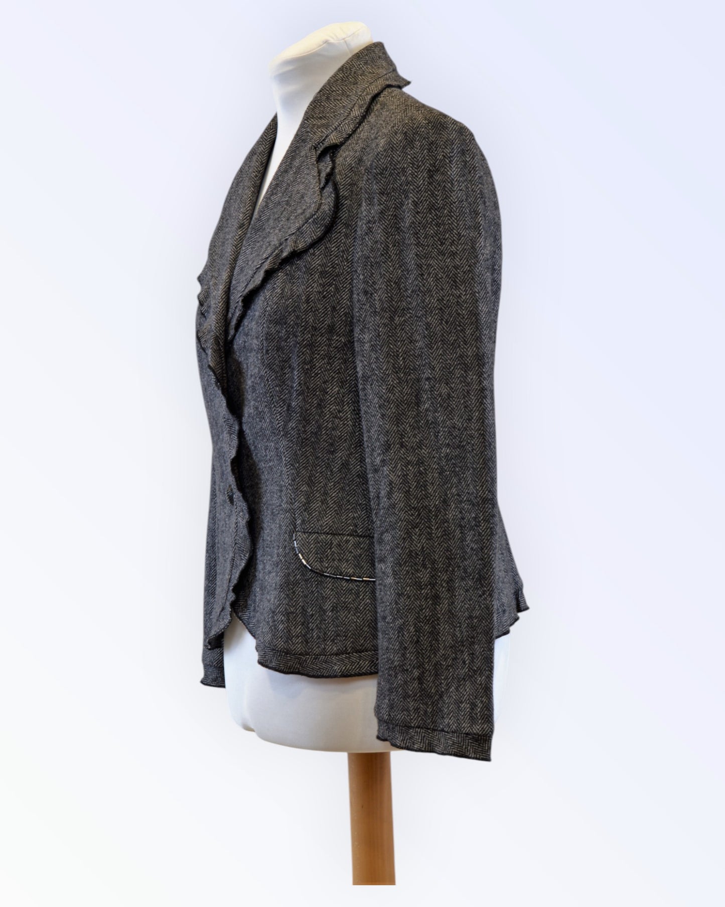 Blacky Dress kalasabamustrilisest kangast kostüümjakk