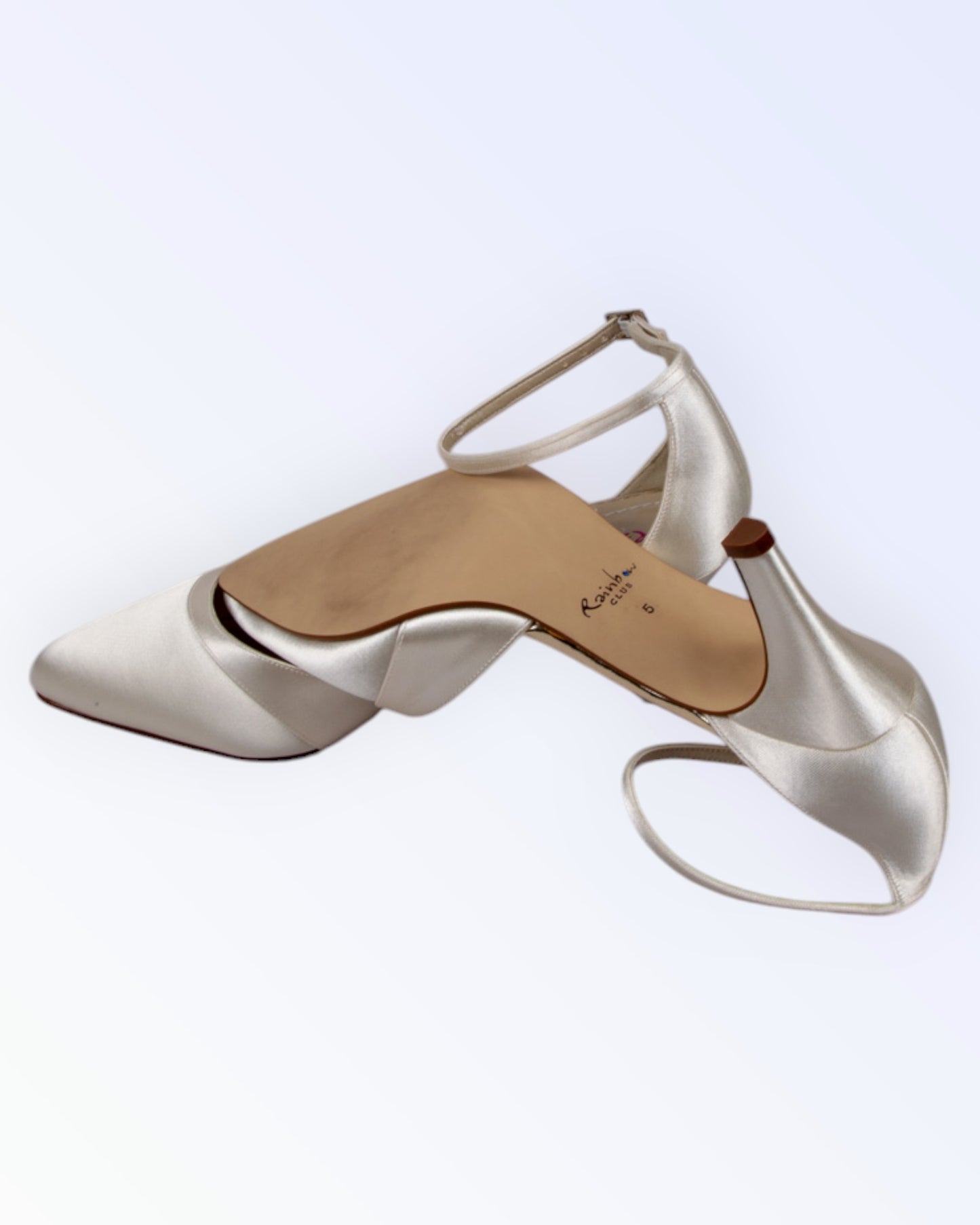 Satin almond-shaped wedding shoes