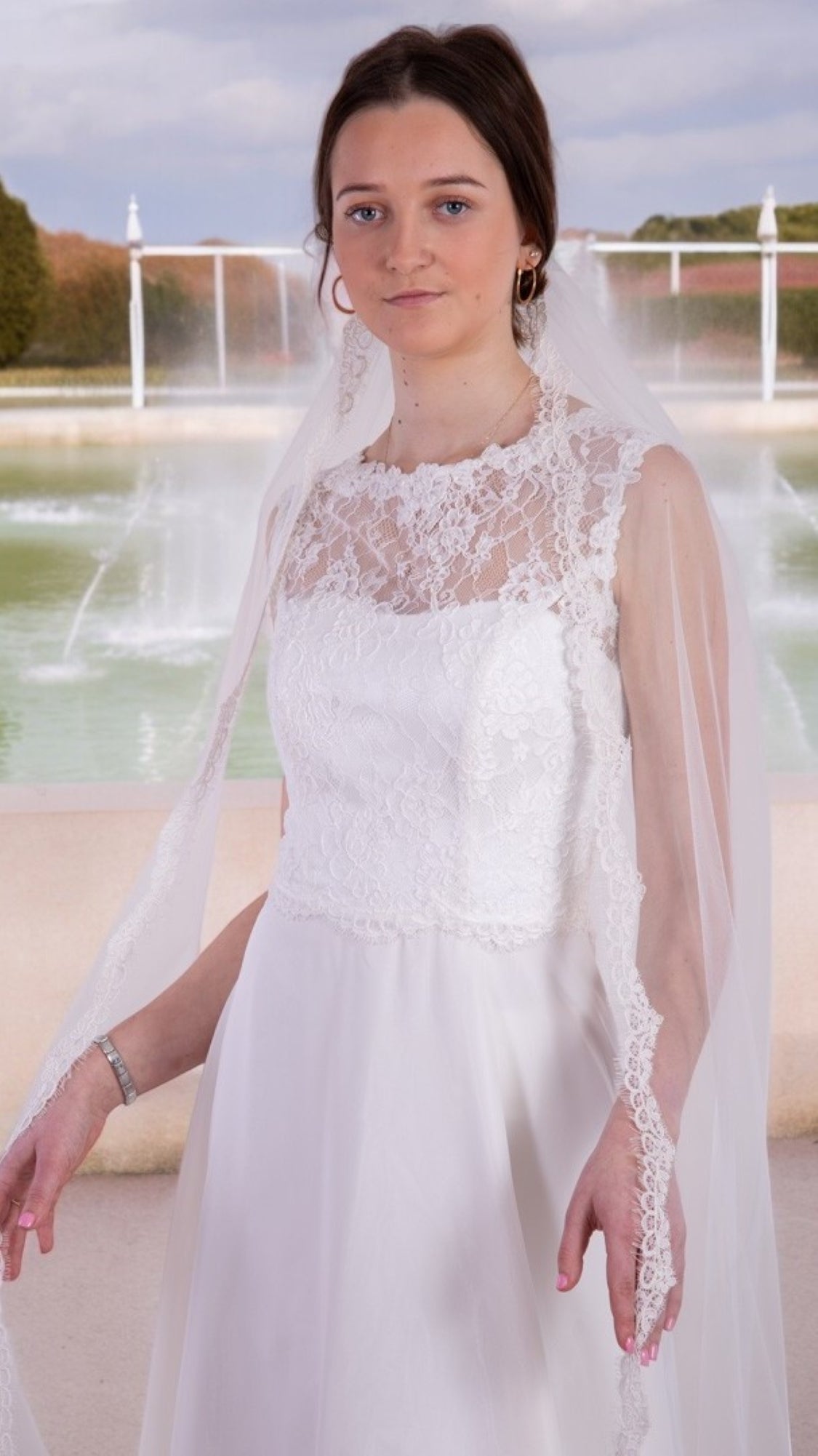 Bridal veil with lace trim