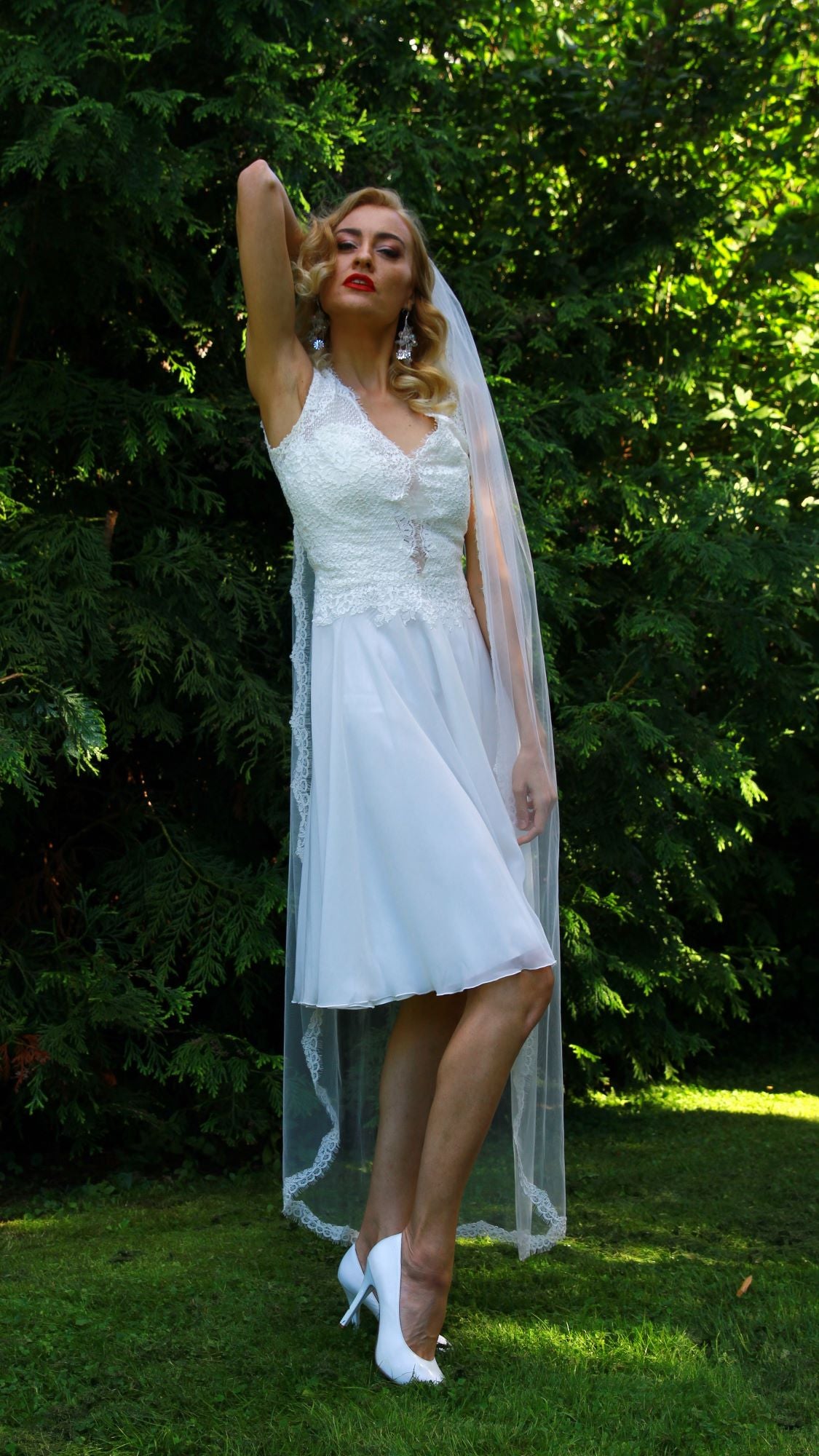 Bridal veil with lace trim