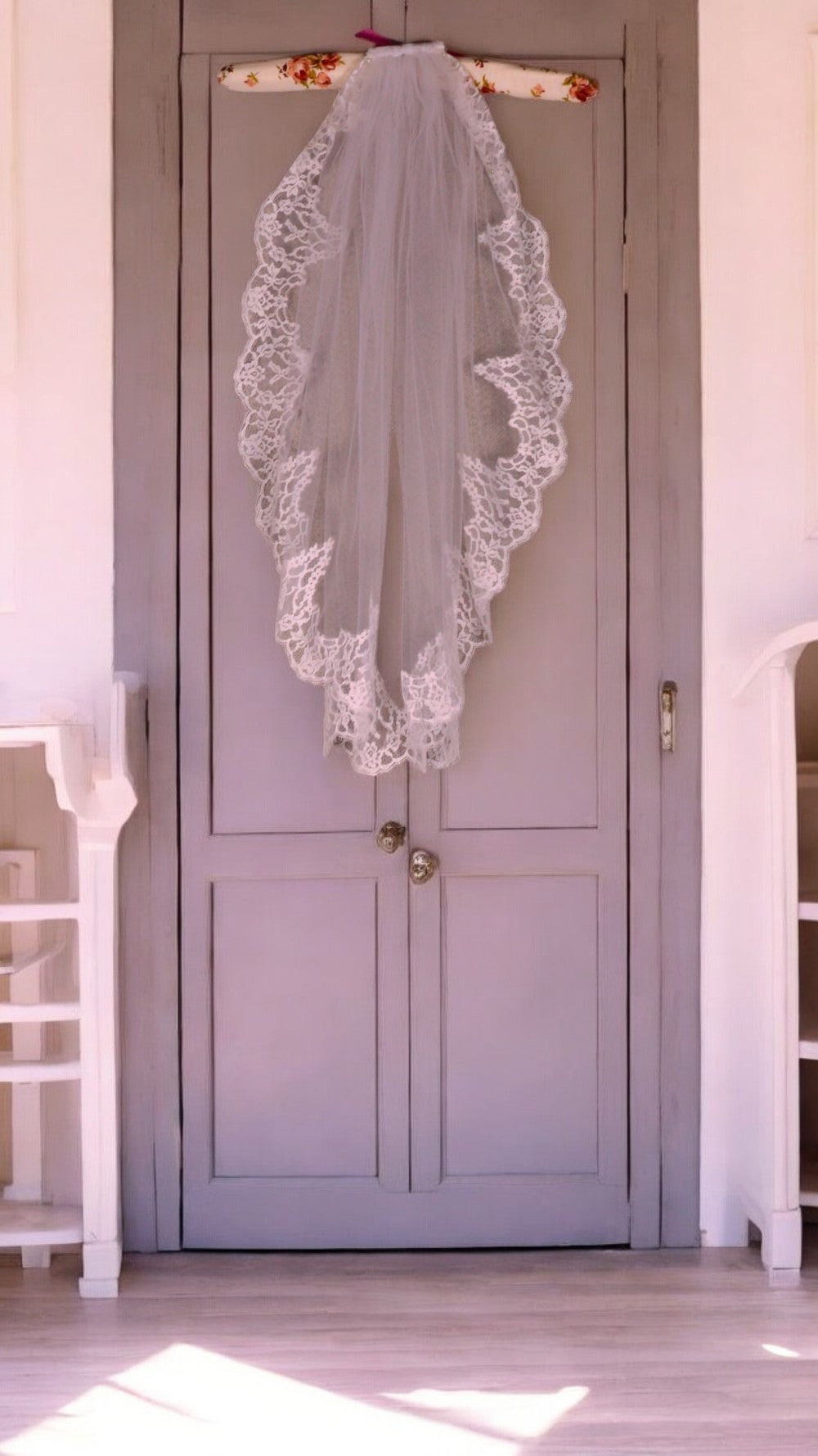 Short bridal veil with lace trim