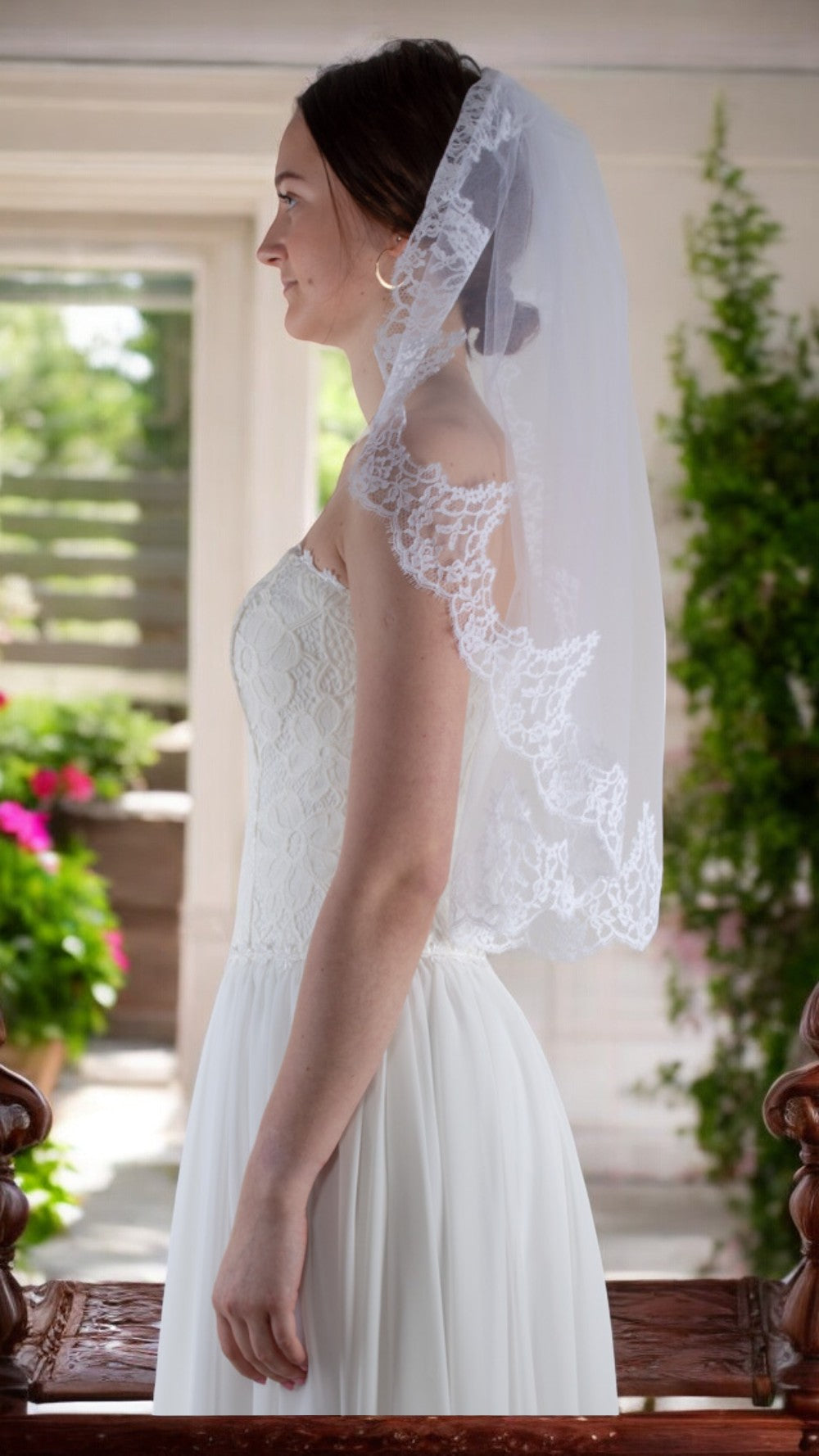 Short bridal veil with lace trim