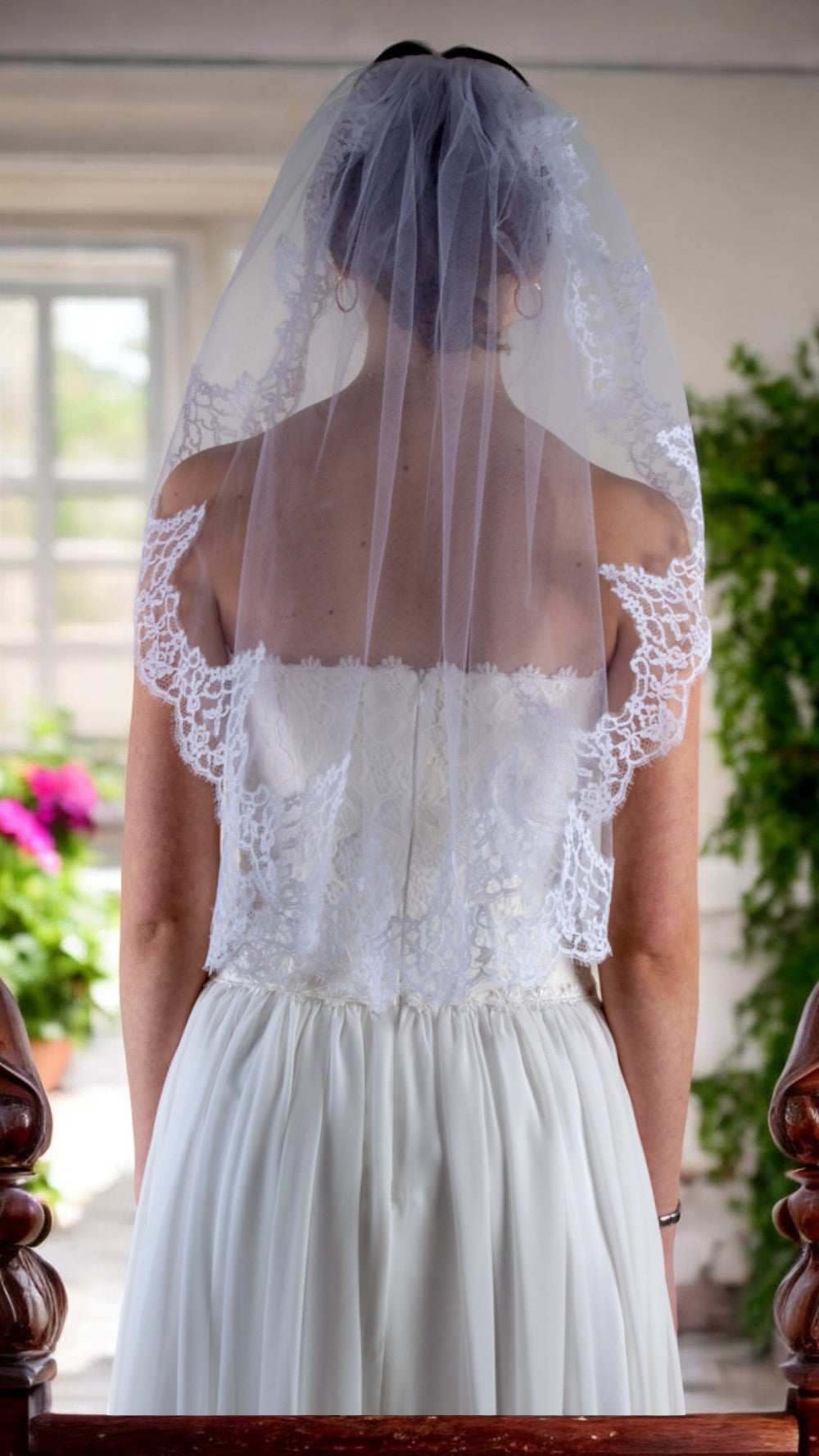 Short bridal veil with lace trim