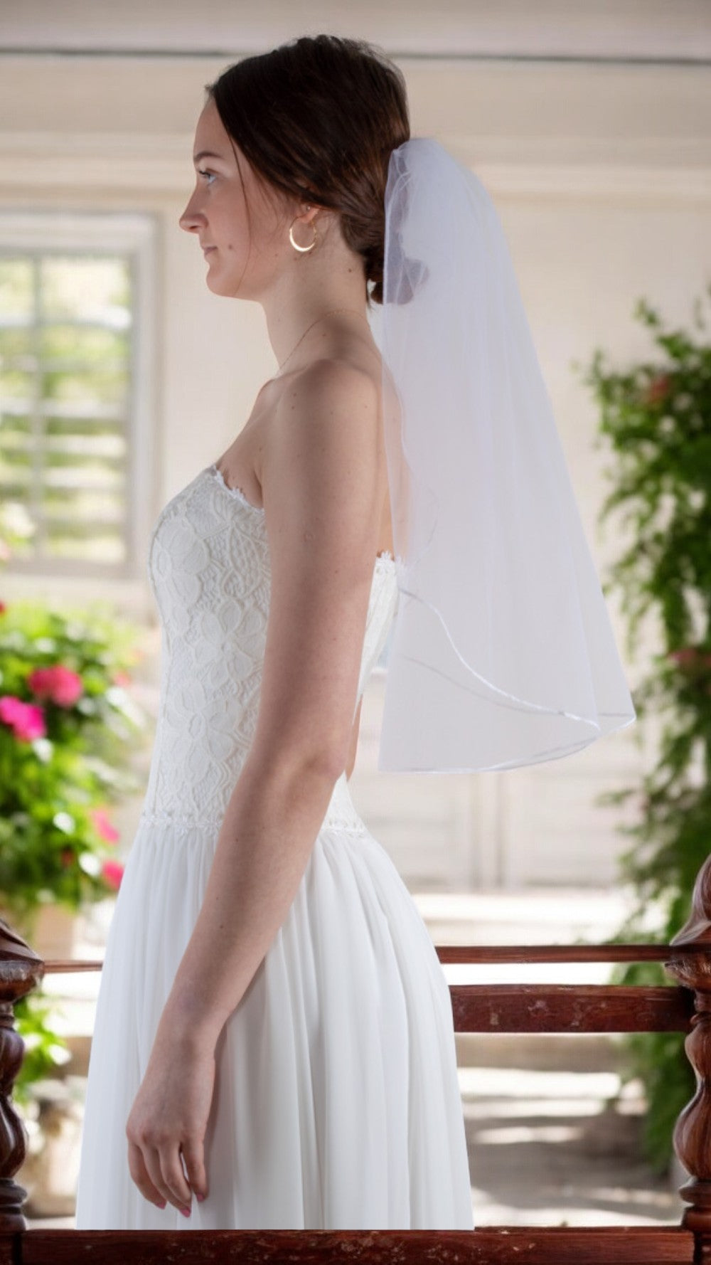 Half-length machine-trimmed bridal veil