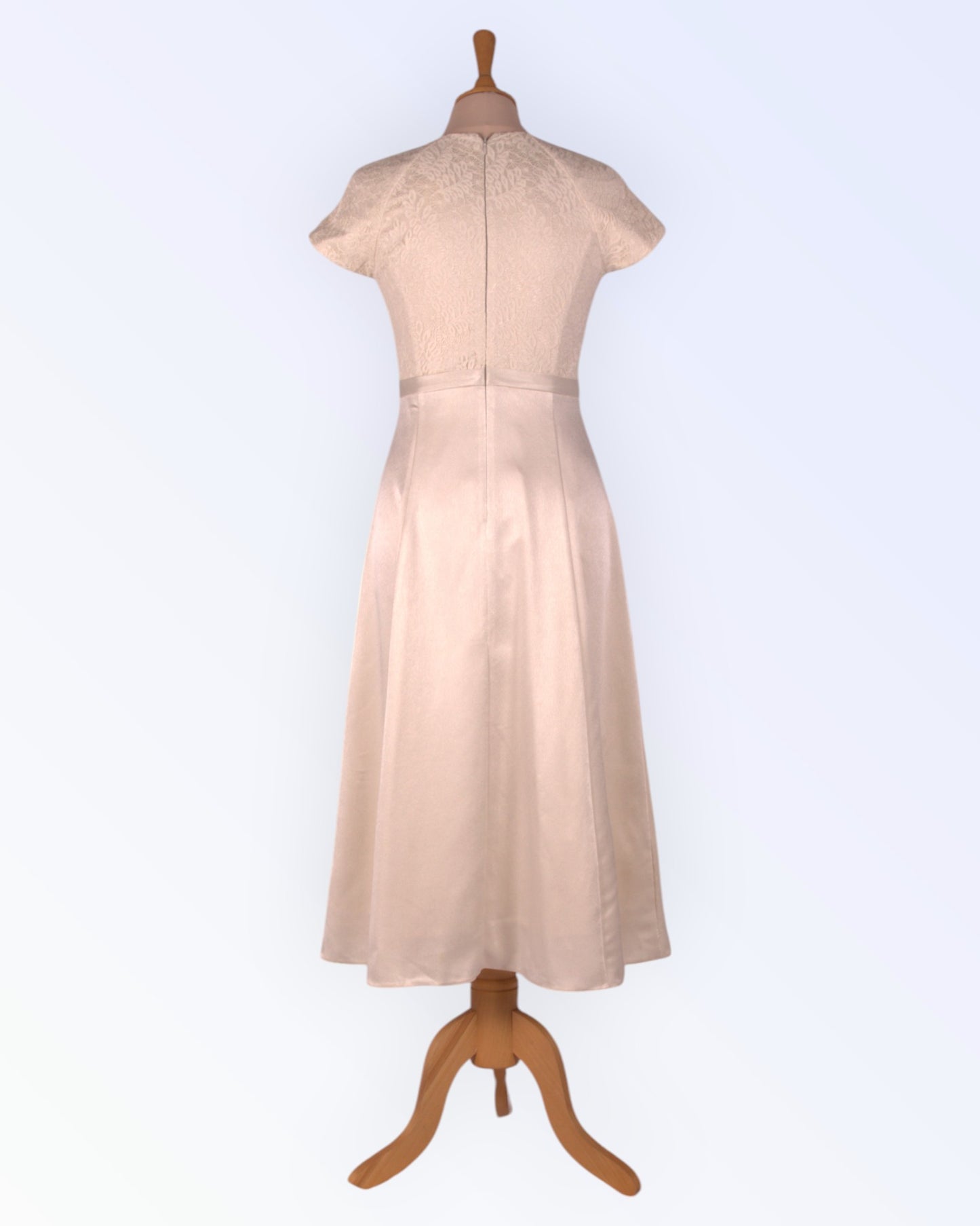 Loodusvalge vintage-stiilis kleit