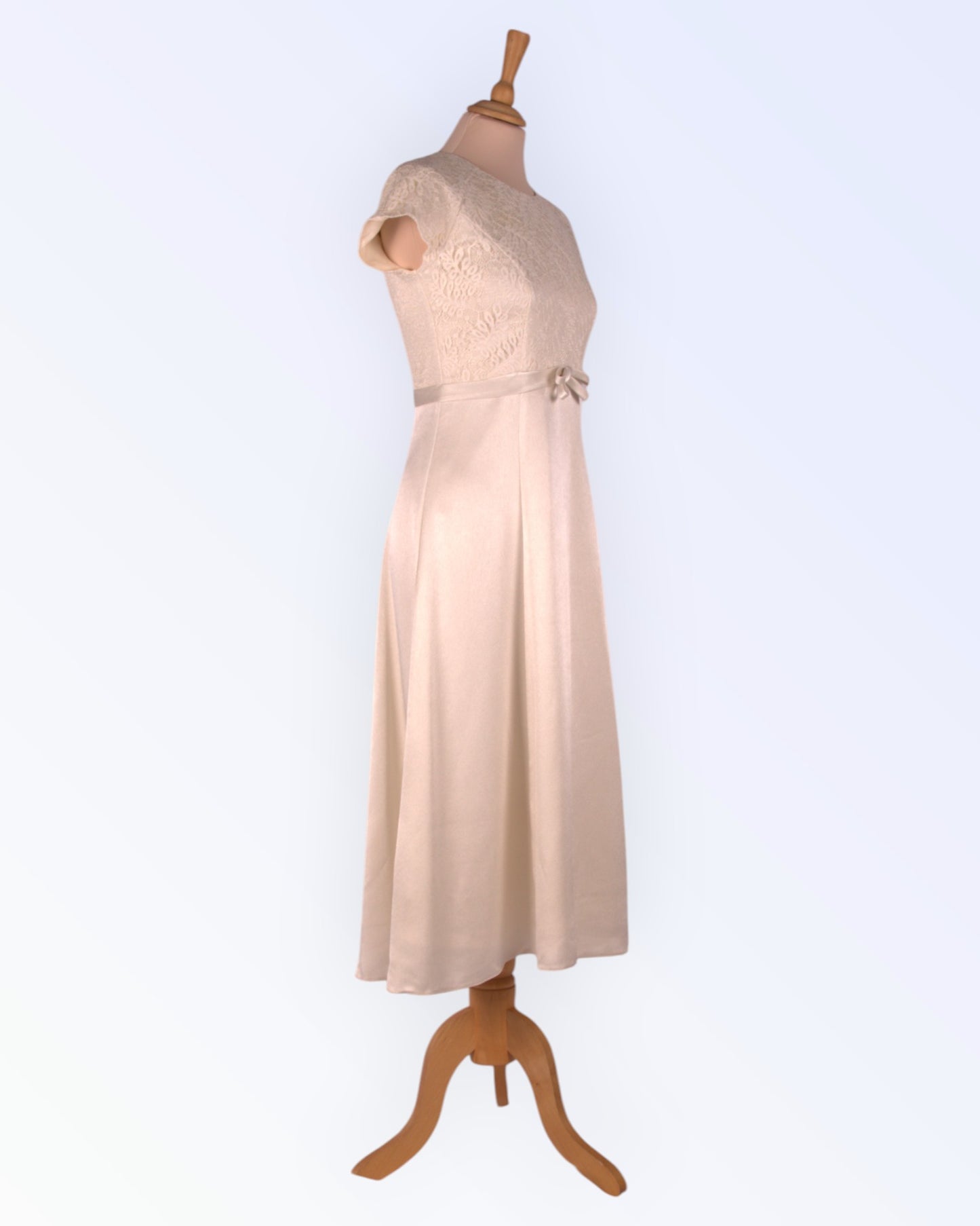 Loodusvalge vintage-stiilis kleit
