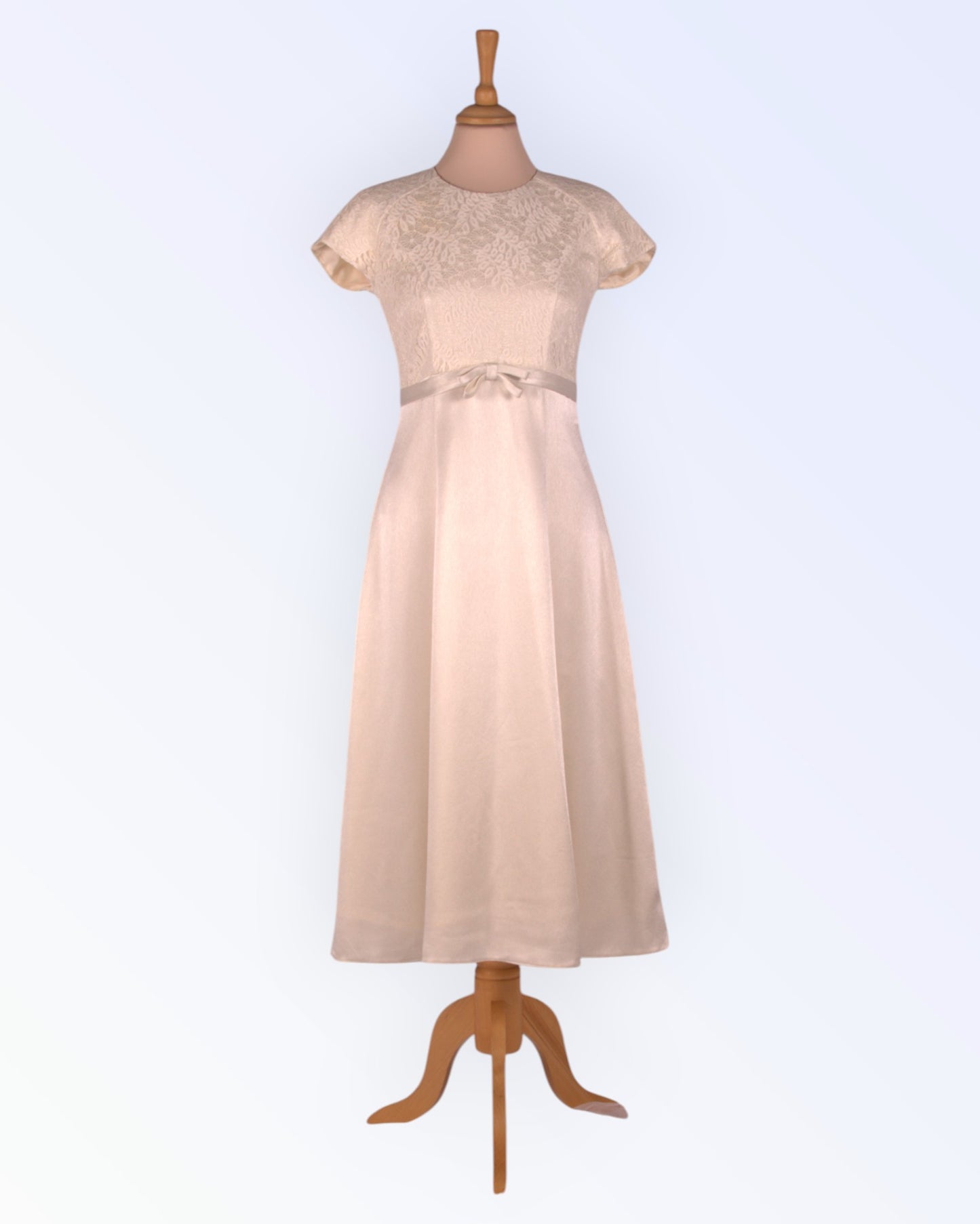 Loodusvalge vintage-stiilis kleit