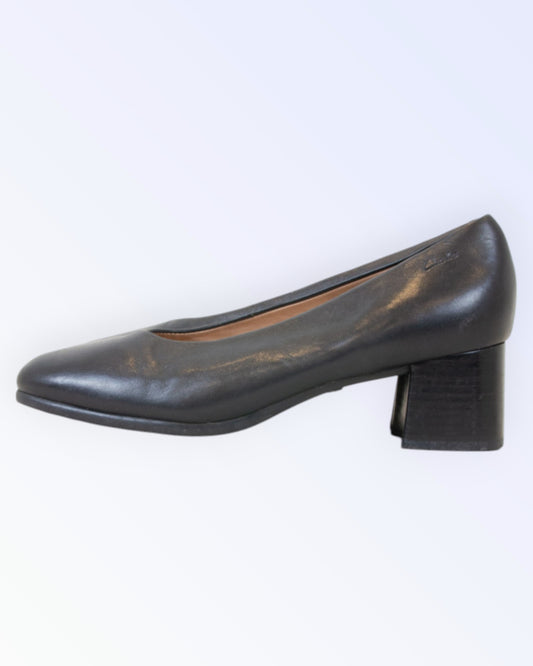 Clarks mustad kingad