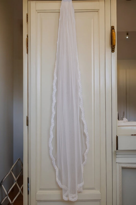 Bridal veil with lace trim