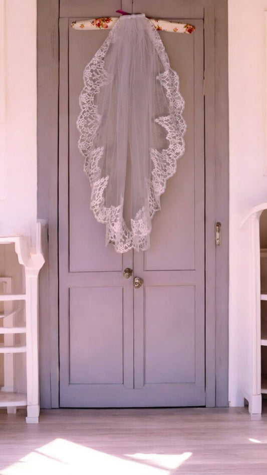 Short bridal veil with lace trim