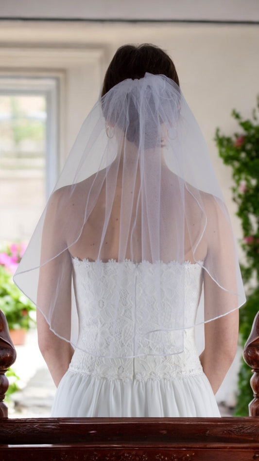 Half-length machine-trimmed bridal veil