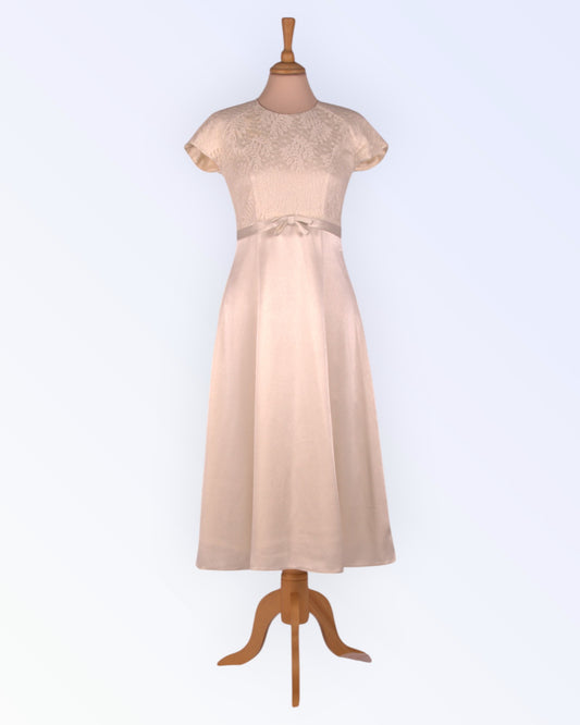 Loodusvalge vintage-stiilis kleit