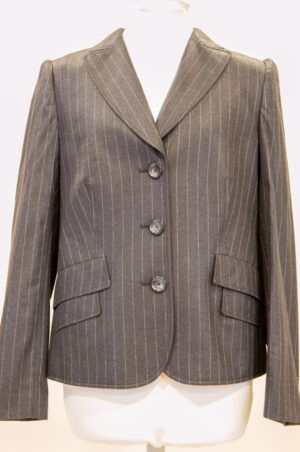 Grey jacket in high-quality wool fabric with filigree details.