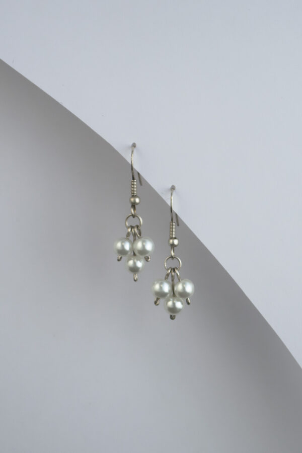 Earrings with three dangling pearls