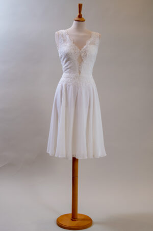 pieni luonnonvalkoinen mekko, jossa eksklusiivinen pitstoppi ja leveä sifonkihame