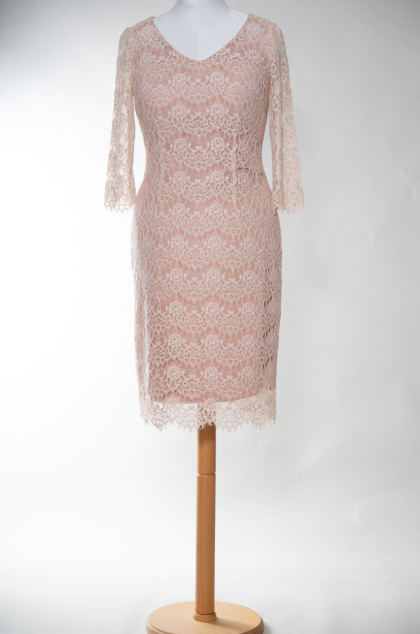 a cocktail dress with half-length sleeves in powder pink lace