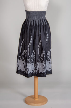 elasticated waistband, crinkled skirt