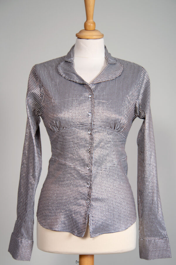 slim fit blouse in a slightly stretchy fabric