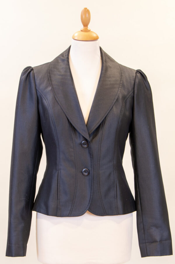 Black jacket with a tailored silhouette and pleated sleeves.