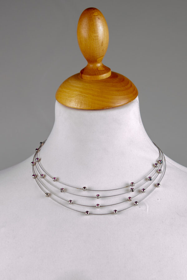 the four-wire necklace is decorated with purple stones