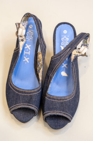 Sporty summer shoes with an open toe made of denim.