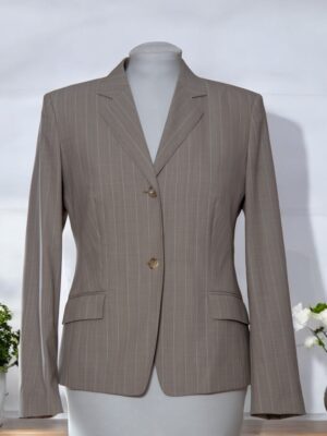 Beige classic blazer in fine wool fabric.