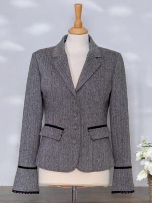 Jacke mit taillierter Silhouette aus Stoff mit Fischgrätenmuster.