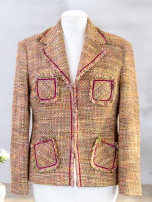 Mehrfarbige Stoffjacke mit dekorativen Taschen und Fransenkanten.