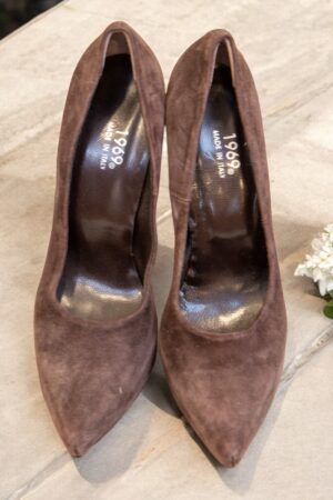 High heel platform shoes in brown suede with an exclusive design.