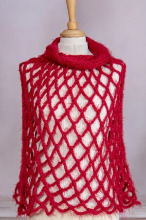 Handgefertigter roter Poncho.