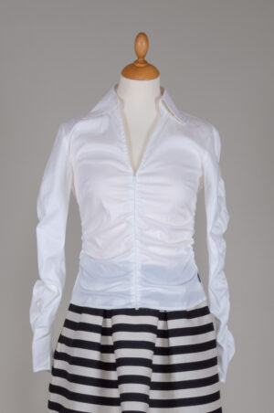 Sporty blouse with front zip fastening