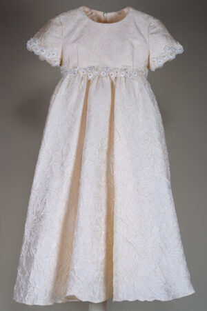 Juhlava mekko luonnonvalkoista raakasilkkiä, jossa on vohvelipinta.