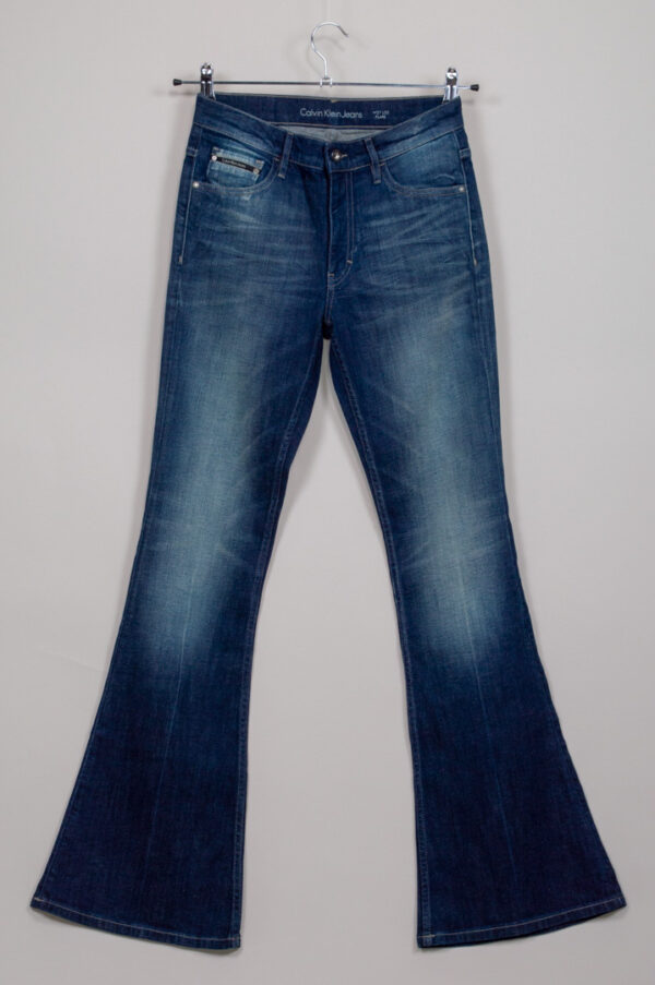 Calvin Klein Jeans tumesinised alt laieneva säärega naiste teksad