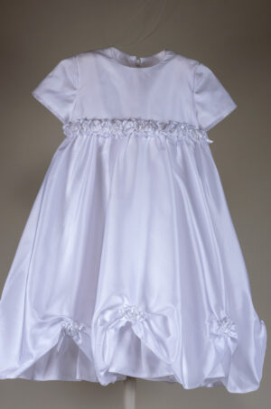 Juhlallinen lasten mekko, jossa valkoinen pörröinen hame