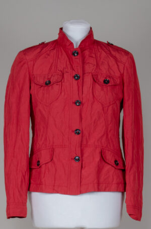 Urheilullinen takki tiilenpunaisesta kyllästetystä kankaasta