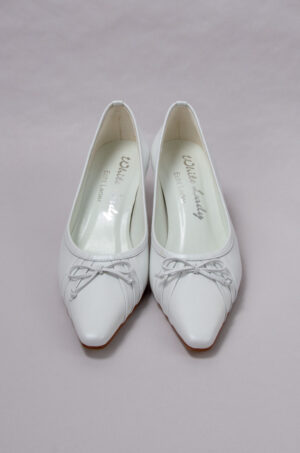 Valkoiset nahkaiset vintage-tyyliset kengät.