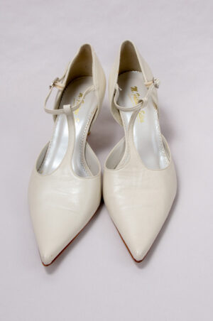 Natural white leather shoes in vintage style with pointed-toe.