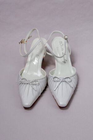 Valkoiset nahkaiset vintage-tyyliset kengät.