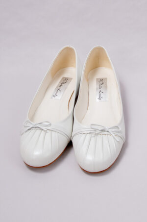 Valkoiset nahkaiset matalat vintage-tyyliset kengät.
