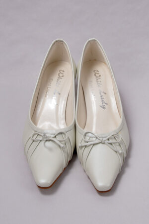 Vintage-style shoes made of off-white leather.