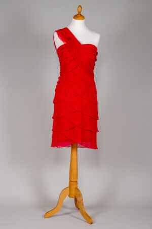 a kac mnou epäsymmetrinen punainen sifonkinen cocktail-mekko, jossa on röyhelöitä