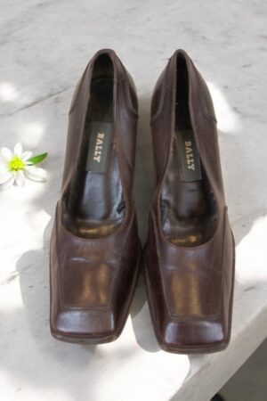 Bally vintage-style block-heel shoes in brown leather.