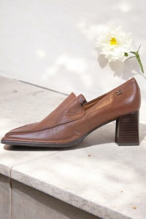 Shoes in brown leather with a wide strap.