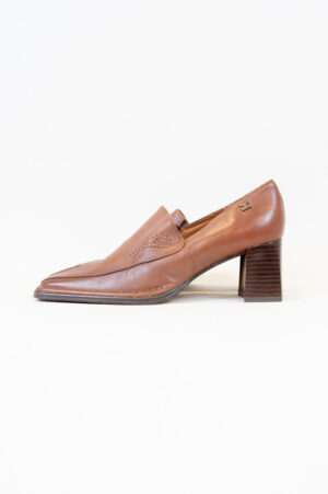 Shoes in brown leather with a wide strap