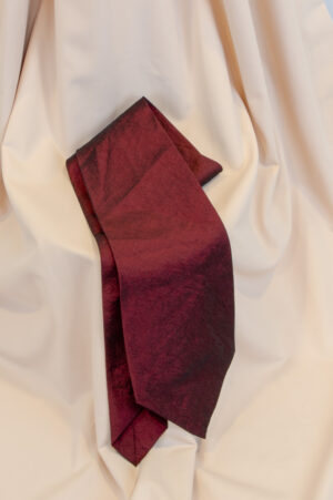 Self-tie plastron in dark red taffeta