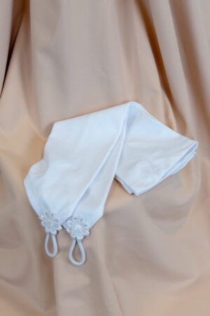 Fingerless white elastane gloves for the bride.