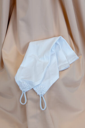 Fingerless white elastane gloves for the bride. Decorated with a flower.
