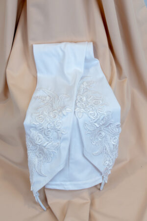 Fingerless white elastane gloves for the bride.